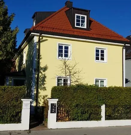 Helle Und Ruhige Dachgeschosswohnung